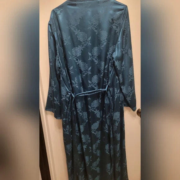 Cabernet Green 100% Silk Sleepwear Robe - Picture 2 of 5